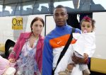 Noordwijk en Schiphol 19 mei 2010
Vertrek Nederlands elftal met vrouwen en kinderen naar Oostenrijk voor trainingskamp ivm WK voetbal. Eljero Elia met vriendin Sanne en dochtertje Sael
Peter Smulders bv