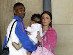 Noordwijk en Schiphol 19 mei 2010
Vertrek Nederlands elftal met vrouwen en kinderen naar Oostenrijk voor trainingskamp ivm WK voetbal. Eljero Elia met vriendin Sanne en dochtertje Sael
Peter Smulders bv