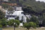 Ibiza 1 mei 2010
Erik de Zwat en zijn vrouw en dochters samen op vakantie met Wessel van Diepen en Daphne Bunskoek en dochter India. Ze verblijven in het prachtige huis van Erik.
Peter Smulders bv