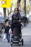 Amsterdam 16 april 2010
Evelyne Struik achter de kinderwagen.
Peter Smulders bv