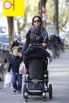 Amsterdam 16 april 2010
Evelyne Struik achter de kinderwagen.
Peter Smulders bv
