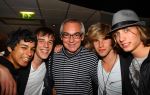 Weert, 19 April 2010
Johnny Hoes 93 jaar Feest bij Golden Tulip Hotel
Met veel bekende Nederlandstalige artiesten
Fourpack met Jordy, Jeronimo, Martijn en Terrence met Charly Prick
Foto Peter Smulders