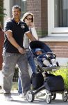 Amsterdam 20 mei 2010
Frank Rijkaard aan het wandelen met zijn vriendin Stephanie en zoontje Santi van 5 maanden.
Peter Smulders bv