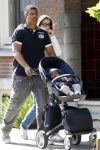 Amsterdam 20 mei 2010
Frank Rijkaard aan het wandelen met zijn vriendin Stephanie en zoontje Santi van 5 maanden.
Peter Smulders bv