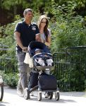 Amsterdam 20 mei 2010
Frank Rijkaard aan het wandelen met zijn vriendin Stephanie en zoontje Santi van 5 maanden.
Peter Smulders bv