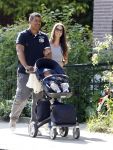 Amsterdam 20 mei 2010
Frank Rijkaard aan het wandelen met zijn vriendin Stephanie en zoontje Santi van 5 maanden.
Peter Smulders bv