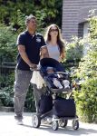 Amsterdam 20 mei 2010
Frank Rijkaard aan het wandelen met zijn vriendin Stephanie en zoontje Santi van 5 maanden.
Peter Smulders bv