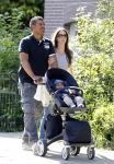 Amsterdam 20 mei 2010
Frank Rijkaard aan het wandelen met zijn vriendin Stephanie en zoontje Santi van 5 maanden.
Peter Smulders bv