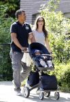 Amsterdam 20 mei 2010
Frank Rijkaard aan het wandelen met zijn vriendin Stephanie en zoontje Santi van 5 maanden.
Peter Smulders bv