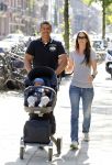 Amsterdam 20 mei 2010
Frank Rijkaard aan het wandelen met zijn vriendin Stephanie en zoontje Santi van 5 maanden.
Peter Smulders bv