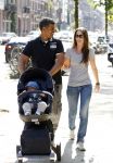 Amsterdam 20 mei 2010
Frank Rijkaard aan het wandelen met zijn vriendin Stephanie en zoontje Santi van 5 maanden.
Peter Smulders bv