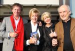 Oud Loosdrecht, 11 Maart 2010
Receptie t.g.v. 50 jaar artiest zijn van Anneke Gronloh
Anneke Gronloh met Peter Koelewijn en Harry v Hoof
Foto Peter Smulders BV