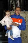 Noordwijk en Schiphol 19 mei 2010
Vertrek Nederlands elftal met vrouwen en kinderen naar Oostenrijk voor trainingskamp ivm WK voetbal. Johnny en Charlotte Heitinga met hun dochter Jezebel
Peter Smulders bv