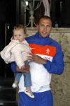 Noordwijk en Schiphol 19 mei 2010
Vertrek Nederlands elftal met vrouwen en kinderen naar Oostenrijk voor trainingskamp ivm WK voetbal. Johnny en Charlotte Heitinga met hun dochter Jezebel
Peter Smulders bv