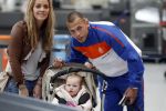 Noordwijk en Schiphol 19 mei 2010
Vertrek Nederlands elftal met vrouwen en kinderen naar Oostenrijk voor trainingskamp ivm WK voetbal. Johnny en Charlotte Heitinga met hun dochter Jezebel
Peter Smulders bv