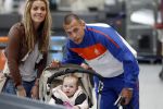 Noordwijk en Schiphol 19 mei 2010
Vertrek Nederlands elftal met vrouwen en kinderen naar Oostenrijk voor trainingskamp ivm WK voetbal. Johnny en Charlotte Heitinga met hun dochter Jezebel
Peter Smulders bv