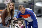Noordwijk en Schiphol 19 mei 2010
Vertrek Nederlands elftal met vrouwen en kinderen naar Oostenrijk voor trainingskamp ivm WK voetbal. Johnny en Charlotte Heitinga met hun dochter Jezebel
Peter Smulders bv