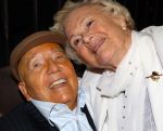 Weert, 19 April 2010
Johnny Hoes 93 jaar Feest bij Golden Tulip Hotel
Met veel bekende Nederlandstalige artiesten
Johnny Hoes met Annie de Reuver
Foto Peter Smulders