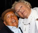 Weert, 19 April 2010
Johnny Hoes 93 jaar Feest bij Golden Tulip Hotel
Met veel bekende Nederlandstalige artiesten
Johnny Hoes met Annie de Reuver
Foto Peter Smulders