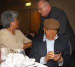 Weert, 19 April 2010
Johnny Hoes 93 jaar Feest bij Golden Tulip Hotel
Met veel bekende Nederlandstalige artiesten
Johnny Hoes aan het twitteren????
Foto Peter Smulders