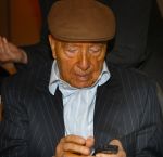 Weert, 19 April 2010
Johnny Hoes 93 jaar Feest bij Golden Tulip Hotel
Met veel bekende Nederlandstalige artiesten
Johnny Hoes aan het twitteren????
Foto Peter Smulders