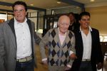 Laren 19 april 2010
Presentatie boek en de 85 e verjaardag van Johnny Kraaijkamp sr in het Rosa Spier huis. Johnny met Johnny Jr Joep dochter en Rijk de Gooijer
Peter Smulders bv