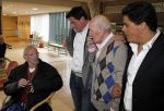 Laren 19 april 2010
Presentatie boek en de 85 e verjaardag van Johnny Kraaijkamp sr in het Rosa Spier huis. Johnny met Johnny Jr Joep dochter en Rijk de Gooijer
Peter Smulders bv