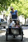 Amsterdam 20 mei 2010
Jorinde Moll met in de bakfiets haar dochtertje (l) en een vriendinnetje (r).
Jorinde is drie maanden zwanger van haar tweede kind.
Peter Smulders bv