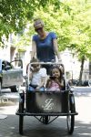 Amsterdam 20 mei 2010
Jorinde Moll met in de bakfiets haar dochtertje (l) en een vriendinnetje (r).
Jorinde is drie maanden zwanger van haar tweede kind.
Peter Smulders bv