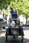 Amsterdam 20 mei 2010
Jorinde Moll met in de bakfiets haar dochtertje (l) en een vriendinnetje (r).
Jorinde is drie maanden zwanger van haar tweede kind.
Peter Smulders bv