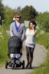 Uitdam 19 mei 2010
Katja Schuurman en Thijs Romer aan het wandelen met dochter Sammie.
Peter Smulders bv