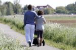 Uitdam 19 mei 2010
Katja Schuurman en Thijs Romer aan het wandelen met dochter Sammie.
Peter Smulders bv