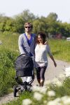 Uitdam 19 mei 2010
Katja Schuurman en Thijs Romer aan het wandelen met dochter Sammie.
Peter Smulders bv