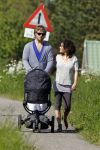 Uitdam 19 mei 2010
Katja Schuurman en Thijs Romer aan het wandelen met dochter Sammie.
Peter Smulders bv