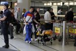 Noordwijk en Schiphol 19 mei 2010
Vertrek Nederlands elftal met vrouwen en kinderen naar Oostenrijk voor trainingskamp ivm WK voetbal. Khalid Boulahrouz met zijn vrouw Sabia en dochter Amaya
Peter Smulders bv