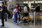 Noordwijk en Schiphol 19 mei 2010
Vertrek Nederlands elftal met vrouwen en kinderen naar Oostenrijk voor trainingskamp ivm WK voetbal. Khalid Boulahrouz met zijn vrouw Sabia en dochter Amaya
Peter Smulders bv