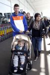 Noordwijk en Schiphol 19 mei 2010
Vertrek Nederlands elftal met vrouwen en kinderen naar Oostenrijk voor trainingskamp ivm WK voetbal. Klaas jan Huntelaar met vriendin Sanne en zoontje Seb
Peter Smulders bv