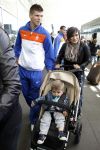 Noordwijk en Schiphol 19 mei 2010
Vertrek Nederlands elftal met vrouwen en kinderen naar Oostenrijk voor trainingskamp ivm WK voetbal. Klaas jan Huntelaar met vriendin Sanne en zoontje Seb
Peter Smulders bv