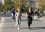 Amsterdam 23 april 2010
Lieke v Lexmond en haar nieuwe vriend Jeroen Kool hard aan het lopen in het Vondelpark.
Peter Smulder bv