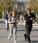 Amsterdam 23 april 2010
Lieke v Lexmond en haar nieuwe vriend Jeroen Kool hard aan het lopen in het Vondelpark.
Peter Smulder bv