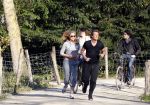 Amsterdam 23 april 2010
Lieke v Lexmond en haar nieuwe vriend Jeroen Kool hard aan het lopen in het Vondelpark.
Peter Smulder bv