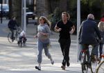 Amsterdam 23 april 2010
Lieke v Lexmond en haar nieuwe vriend Jeroen Kool hard aan het lopen in het Vondelpark.
Peter Smulder bv