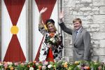 Wemeldinge/Middelburg  30 april 2010
Koningin Beatrix Prins Willem Alexander Prinses Maxima Prins Friso Prinses mabel Wisse Smit Prins Constantijn Prinses laurentien Pieter v Vollenhoven Prinses Margriet Prins Bernhard jr en Prinses Annette Prins Pieter Christiaan Prinses Anita Prins Floris en Prinses Aimee vieren koninginnedag.
Peter Smulders bv