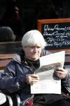 Amsterdam 14 april 2010
Nelly Frijda leest krantje in het zonnetje op een terras.