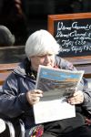 Amsterdam 14 april 2010
Nelly Frijda leest krantje in het zonnetje op een terras.