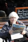 Amsterdam 14 april 2010
Nelly Frijda leest krantje in het zonnetje op een terras.