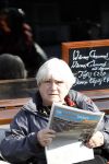 Amsterdam 14 april 2010
Nelly Frijda leest krantje in het zonnetje op een terras.