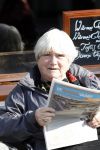 Amsterdam 14 april 2010
Nelly Frijda leest krantje in het zonnetje op een terras.