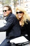 Amsterdam 25 april 2010
Patricia Paay staat doodsangsten uit bij Nicky v Dam achter op zijn vespa scooter.
Peter Smulders bv
