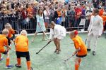 Wemeldinge/Middelburg  30 april 2010
Koningin Beatrix Prins Willem Alexander Prinses Maxima Prins Friso Prinses mabel Wisse Smit Prins Constantijn Prinses laurentien Pieter v Vollenhoven Prinses Margriet Prins Bernhard jr en Prinses Annette Prins Pieter Christiaan Prinses Anita Prins Floris en Prinses Aimee vieren koninginnedag.
Peter Smulders bv